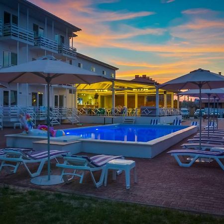 Family Hotel Happy Inn Zatoka Extérieur photo